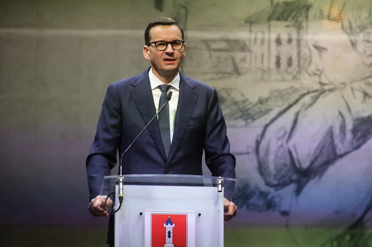 "Domagamy się nie tylko pamięci, nie tylko prawdy. Domagamy się zadośćuczynienia! Zadośćuczynienie w postaci reparacji jest konieczne, aby tamtą kartę historii można było zamknąć" - powiedział w Wieluniu premier Mateusz Morawiecki w 84. rocznicę wybuchu II wojny światowej. "Polska i Niemcy są dzisiaj partnerami w Unii Europejskiej, ale aby mogły ze sobą normalnie funkcjonować w przyszłości muszą zamknąć ten czarny rozdział hekatomby II wojny światowej" – dodawał szef Rady Ministrów. 