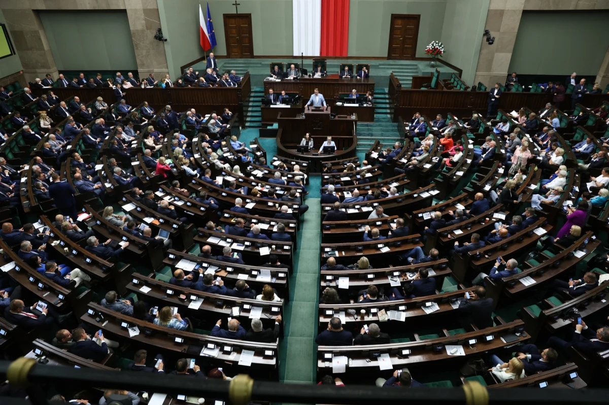 Czterech z dziewięciu członków państwowej komisji ds. rosyjskich wpływów nie posiada dostępu do informacji ściśle tajnych. ABW ma tylko miesiąc na ich sprawdzenie - pisze "Rzeczpospolita".