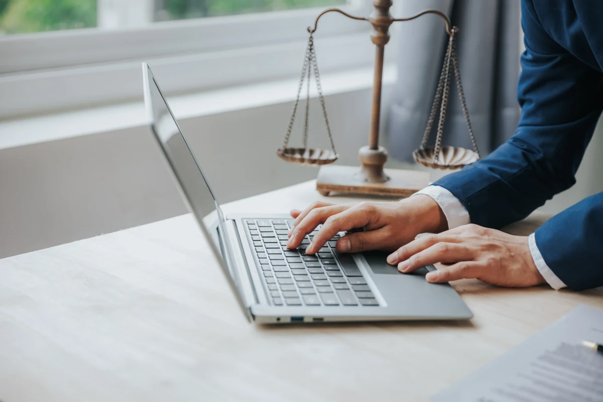 Poznańska prokuratura skierowała do sądu w Szamotułach akt oskarżenia przeciwko Rafałowi N. komornikowi sądowemu podejrzanemu o wyłudzenie 121 tys. złotych. Mężczyzna bezprawne podnosił koszty i opłaty za postępowania, które prowadził.  

