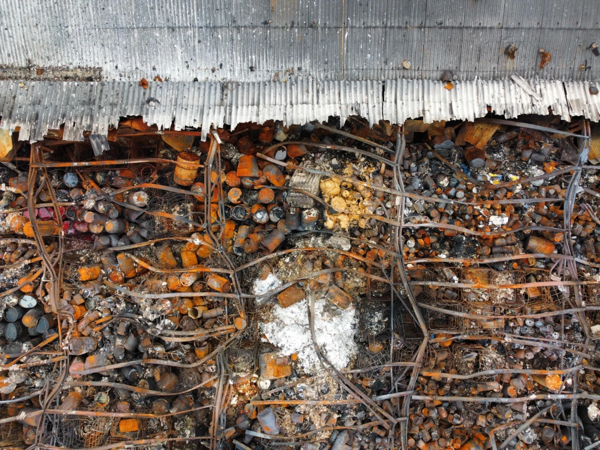 Rozpoczął się wywóz toksycznych odpadów z hali magazynowej w zielonogórskim Przylepie, która spłonęła pod koniec lipca. W środku składowane było około siedmiu tysięcy metrów sześciennych substancji chemicznych. 