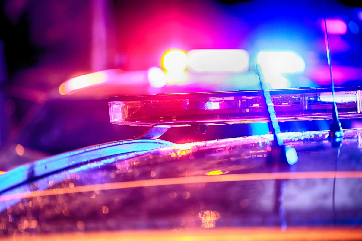 Powalone drzewo w czasie gwałtownej burzy przygniotło dwóch rowerzystów: dziadka i jego 12-letniego wnuczka, którzy w tym czasie przejeżdżali przez las. Chłopiec, który znalazł się w niebezpieczeństwie, bez chwili wahania połączył się z numerem 112 i wezwał pomoc. Jako pierwsi do poszkodowanych dotarli policjanci, którzy pomogli chłopcu i jego dziadkowi oraz skutecznie pilotowali dojazd pozostałych służb ratowniczych. Do zdarzenia doszło w środku lasu na terenie gminy Nowa Dęba (Podkarpackie). 