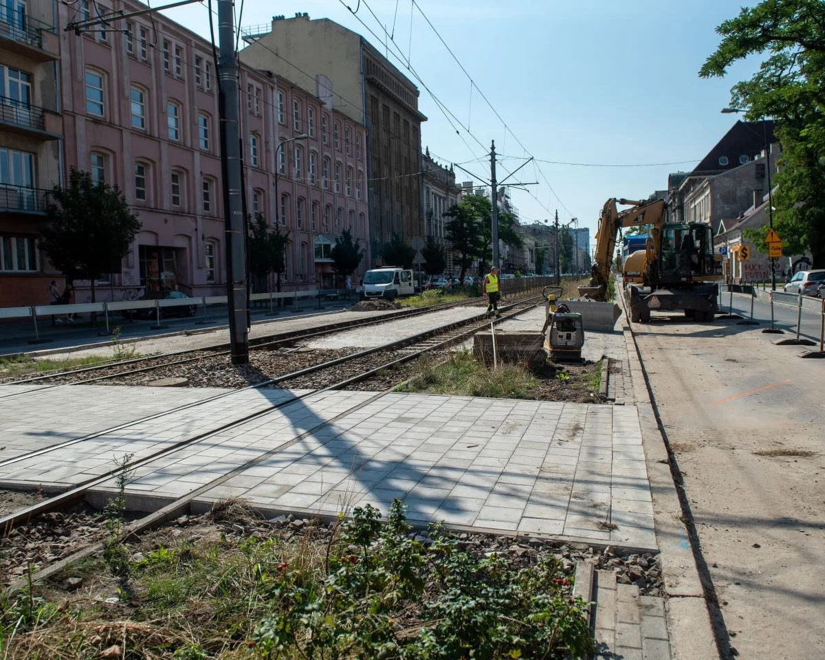 W niedzielę (3 września) zamknięte zostanie skrzyżowanie Alei Kościuszki z ulicą Zieloną w Łodzi. Spowoduje to duże utrudnienia dla kierowców. Bez zmian jednak podróżować będą pasażerowie tramwajów. Przyczyną jest budowa podziemnej stacji przy kolejowym tunelu średnicowym.