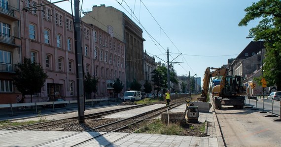 W niedzielę (3 września) zamknięte zostanie skrzyżowanie Alei Kościuszki z ulicą Zieloną w Łodzi. Spowoduje to duże utrudnienia dla kierowców. Bez zmian jednak podróżować będą pasażerowie tramwajów. Przyczyną jest budowa podziemnej stacji przy kolejowym tunelu średnicowym.