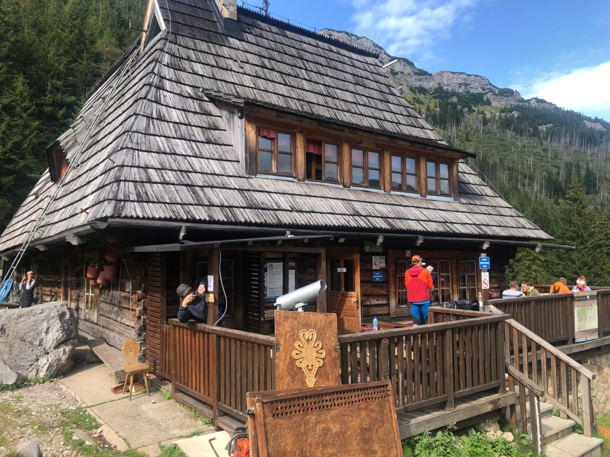 Tylko do niedzieli czynne będzie najmniejsze i jedno z najbardziej urokliwych schronisk w Tatrach - na Hali Kondratowej. W poniedziałek, po 75 latach działalności, schronisko zostanie zamknięte na dwa lata i w tym czasie zostanie gruntownie przebudowane. Turyści, którzy odwiedzają Kondratową, mówią, że łezka kręci się w oku, bo kończy się pewna epoka w Tatrach. 