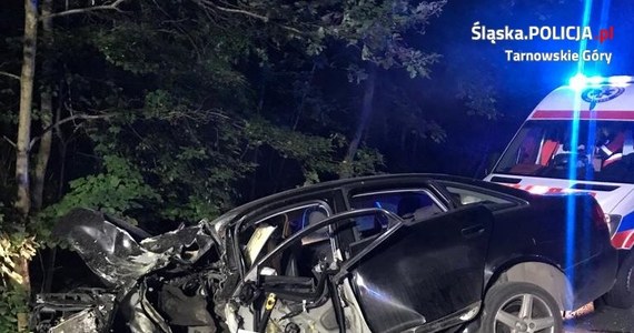 31-latek ukradł auto kobiecie, która zatrzymała się, by pomóc poszkodowanym w wypadku. Wypadku, w którym uczestniczył wspomniany mężczyzna. Co więcej 31-latek, uciekając skradzionym samochodem, doprowadził do kolejnego niebezpiecznego zdarzenia, w którym rannych zostało 5 osób. Doszło do tego przed północą na drodze krajowej nr 78 w Świerklańcu (Śląskie).
