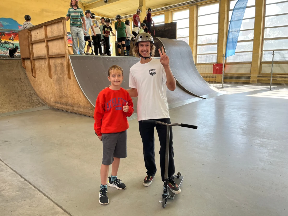 "Ruszamy po zdrowie" - to kampania, której celem jest promocja aktywności fizycznej wśród dzieci i młodzieży. Organizatorzy akcji chcą dotrzeć także do rodziców i pokazać im, jak odpowiedni styl życia pozytywnie wpływa na zdrowie ich podopiecznych. Otyłość to jedna z chorób cywilizacyjnych, a szczególnie niepokojący jest fakt, iż coraz więcej młodych osób cierpi na nadwagę. W kampanię na Dolnym Śląsku włączy się Wicemistrz świata i pięciokrotny Mistrz Polski w jeździe na hulajnodze Bartosz Oskroba.   