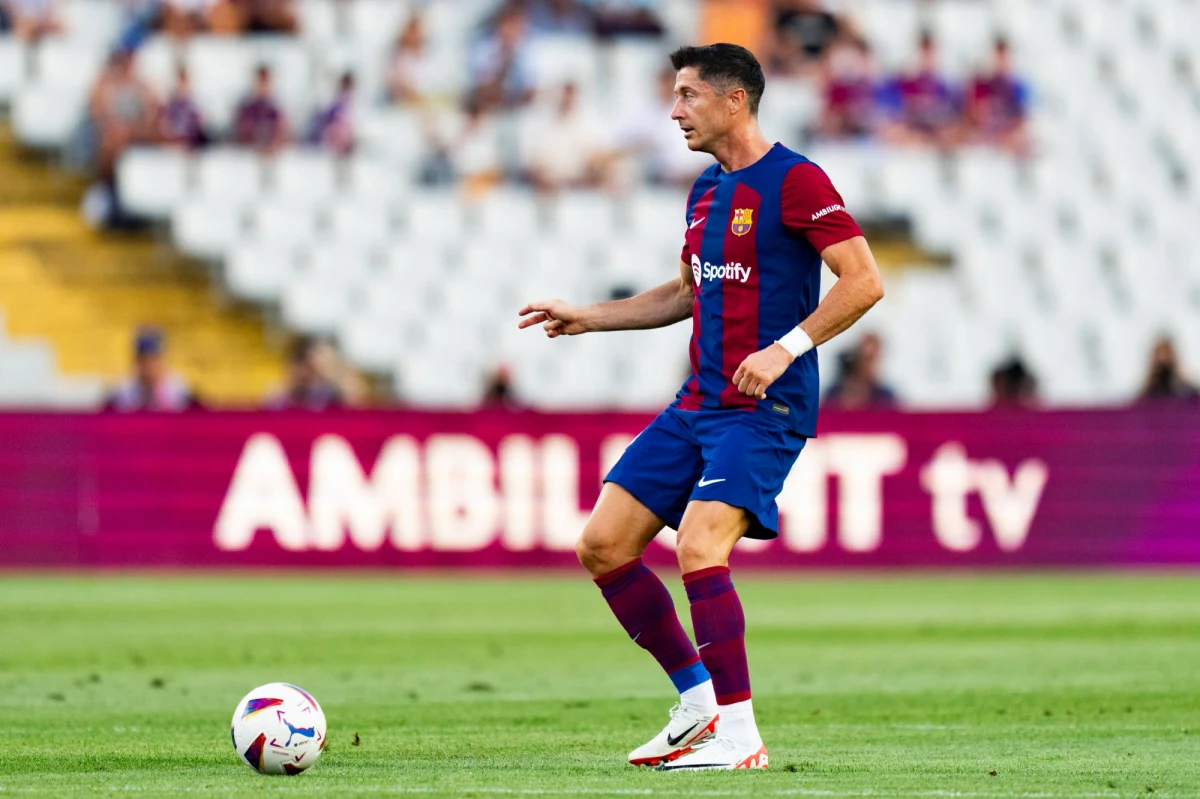 Zaskakujące doniesienia katalońskiego dziennika "Sport". Wynika z nich, że dziś Barcelona otrzymała z jednego z klubów z Arabii Saudyjskiej ofertę za Roberta Lewandowskiego. Została ona jednak natychmiast odrzucona.