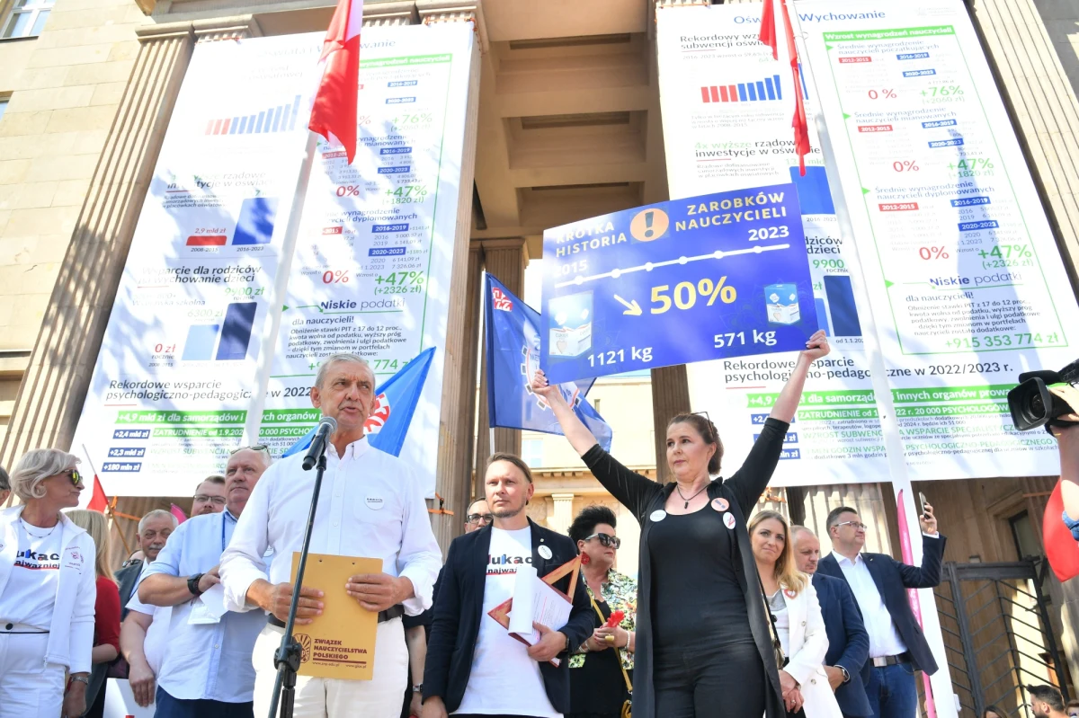 Rozpoczął się wrzesień, a to oznacza, że już niedługo dzieci powrócą do szkolnych ławek. Jeszcze przed tym powrotem Związek Nauczycielstwa Polskiego zorganizował pikietę demonstracyjną przed gmachem Ministerstwem Edukacji i Nauki. O nowym roku szkolnym i sytuacji nauczycieli Bogdan Zalewski na antenie Radia RMF24 rozmawiał z prezesem Związku Nauczycielstwa Polskiego Sławomirem Broniarzem. "7 tysięcy brakujących nauczycieli to jest jakieś 130 tysięcy godzin etatów nieobsadzonych. To mniej więcej jest jakieś 70-75 tysięcy uczniów, którzy nie mają swoich nauczycieli" – mówił Broniarz. 