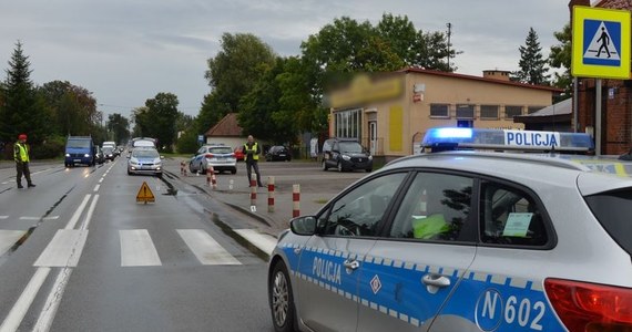 Policjanci zatrzymali 74-letnią mieszkankę powiatu sztumskiego, która jadąc samochodem potrąciła 17-latkę na przejściu dla pieszych w Malborku, a następnie uciekła z miejsca zdarzenia. Kobieta usłyszała zarzuty spowodowania wypadku i nieudzielenia pomocy poszkodowanej oraz straciła prawo jazdy. Grozi jej do 3 lat pozbawienia wolności.