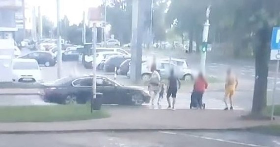 W Puławach kierujący bmw 27-latek wjechał na czerwonym świetle na przejście dla pieszych. Rozpędzone auto uderzyło w kobietę i jej 3-letniego synka. Oboje z poważnymi obrażeniami ciała trafili do szpitala. Dzisiaj mężczyzna usłyszał zarzuty.