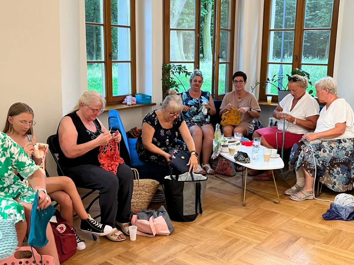 Piękne torebki, pudełka, maskotki, lalki, serwetki, mandale powstają podczas warsztatów szydełkowania w Bytomiu. W Pałacu w Miechowicach raz w tygodniu spotykają się panie w różnym wieku i… heklują, czyli szydełkują. "Spotkania mają wspaniały klimat. To jest czas dla nas" - mówią uczestniczki. 