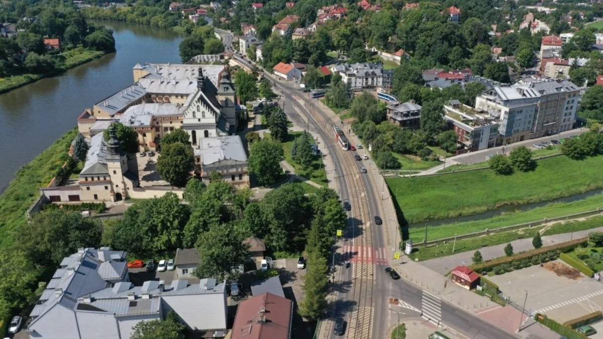 Przebudowa ulic Kościuszki i Zwierzynieckiej w Krakowie rozpocznie się w sobotę, 2 września i potrwa dwanaście miesięcy. W związku z pracami pojawią się spore zmiany w organizacji ruchu drogowego i komunikacji miejskiej.
