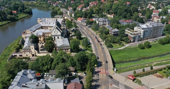 Przebudowa ulic Kościuszki i Zwierzynieckiej w Krakowie rozpocznie się w sobotę, 2 września i potrwa dwanaście miesięcy. W związku z pracami pojawią się spore zmiany w organizacji ruchu drogowego i komunikacji miejskiej.