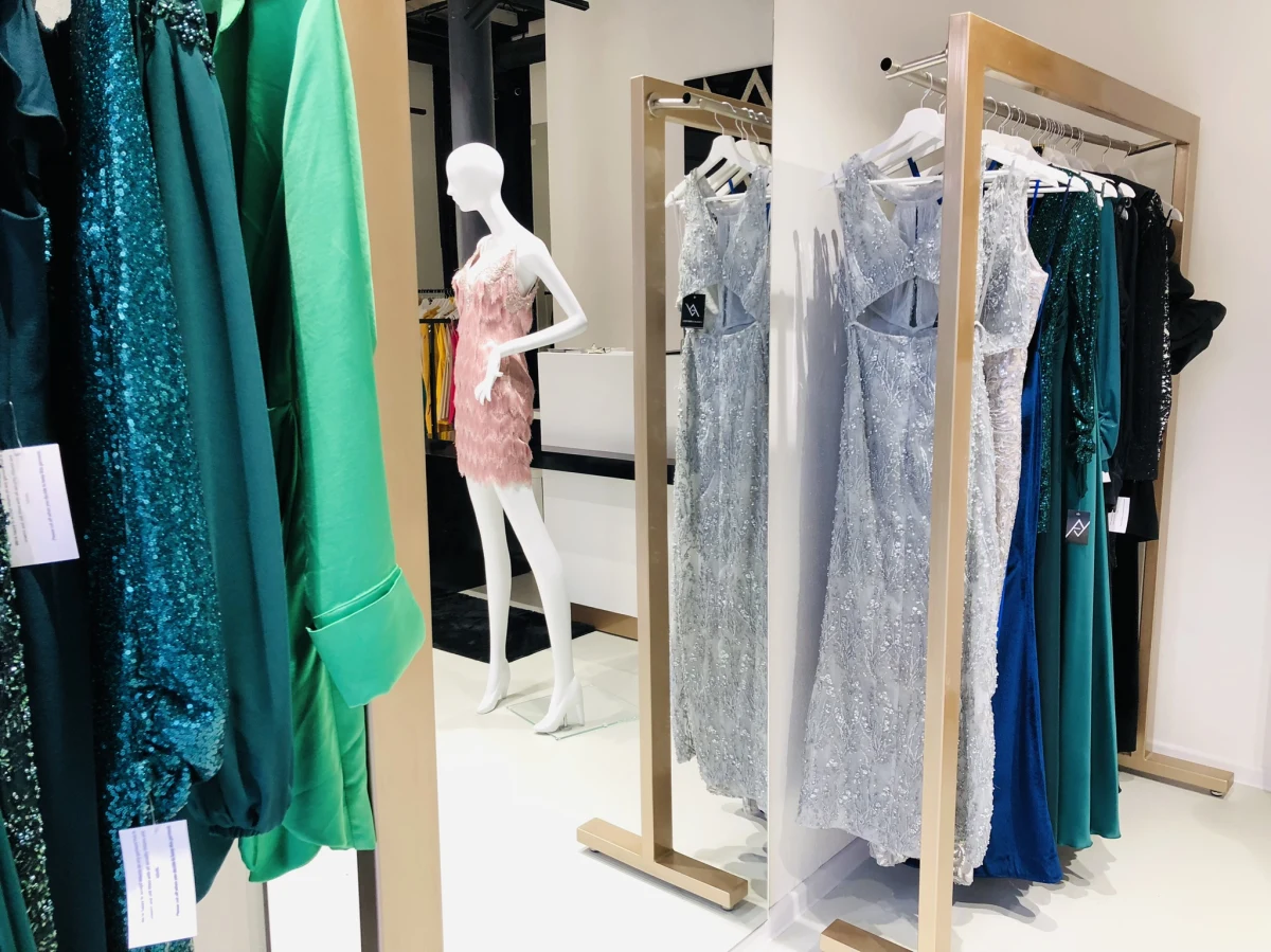 Błysk fleszy i niekończące się pasmo spektakularnych pokazów - już za kilka dni rozpoczyna się New York Fashion Week. Silną reprezentację będzie tam mieć moda z Łodzi. To za sprawą projektu Polish Fashion Designers. W czasie wspólnego pokazu zaprezentuje się dziesięć polskich marek - wśród nich aż trzy - które na co dzień dostępne są w Łodzi. 