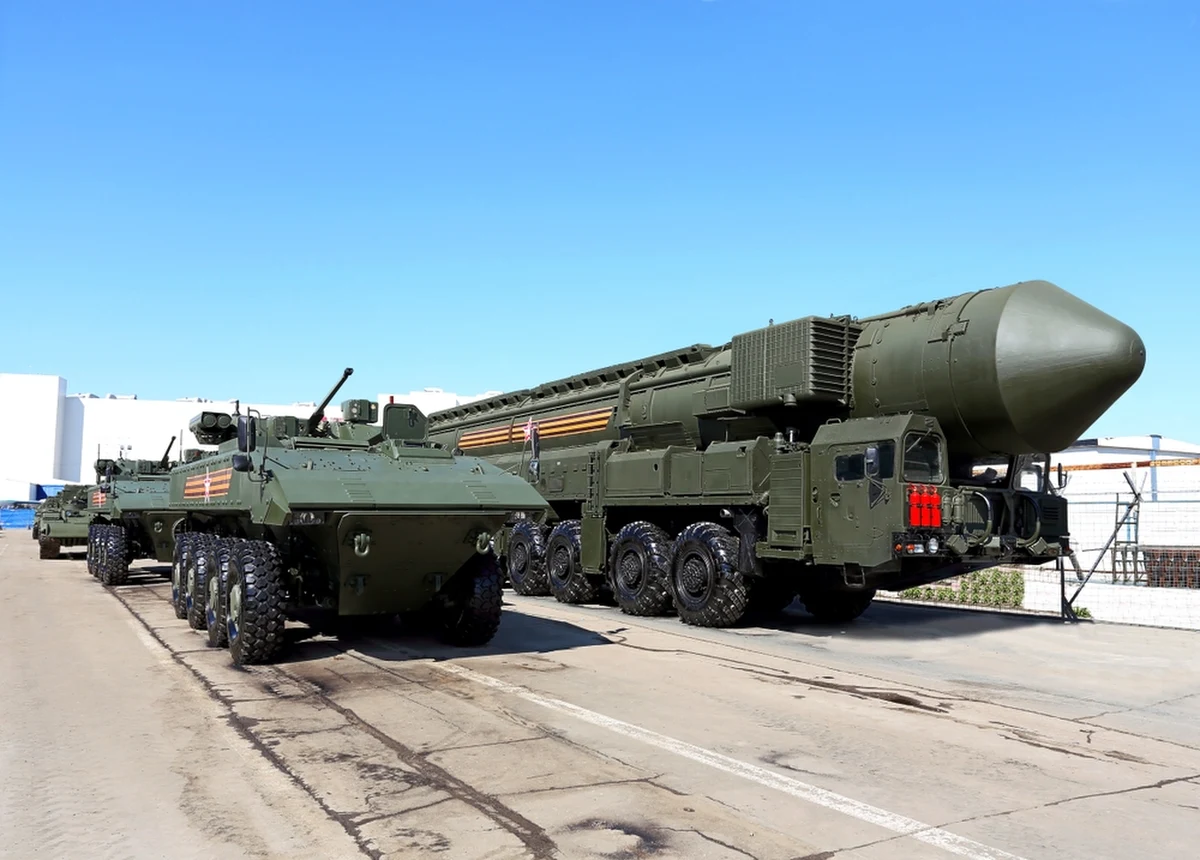 Rosjanie twierdzą, że wprowadzili do służby rakiety Sarmat - superciężki międzykontynentalny pocisk balistyczny wyposażony w kilka głowic bojowych, z których każda może trafić w inny cel. Informacja przekazana przez szefa agencji ROSKOSMOS wpisuje się w nuklearną retorykę Moskwy, ale strona amerykańska nie potwierdza, by posiadała dane świadczące o faktycznym doprowadzeniu do końca prac nad rakietami tego typu.