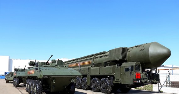Rosjanie twierdzą, że wprowadzili do służby rakiety Sarmat - superciężki międzykontynentalny pocisk balistyczny wyposażony w kilka głowic bojowych, z których każda może trafić w inny cel. Informacja przekazana przez szefa agencji ROSKOSMOS wpisuje się w nuklearną retorykę Moskwy, ale strona amerykańska nie potwierdza, by posiadała dane świadczące o faktycznym doprowadzeniu do końca prac nad rakietami tego typu.
