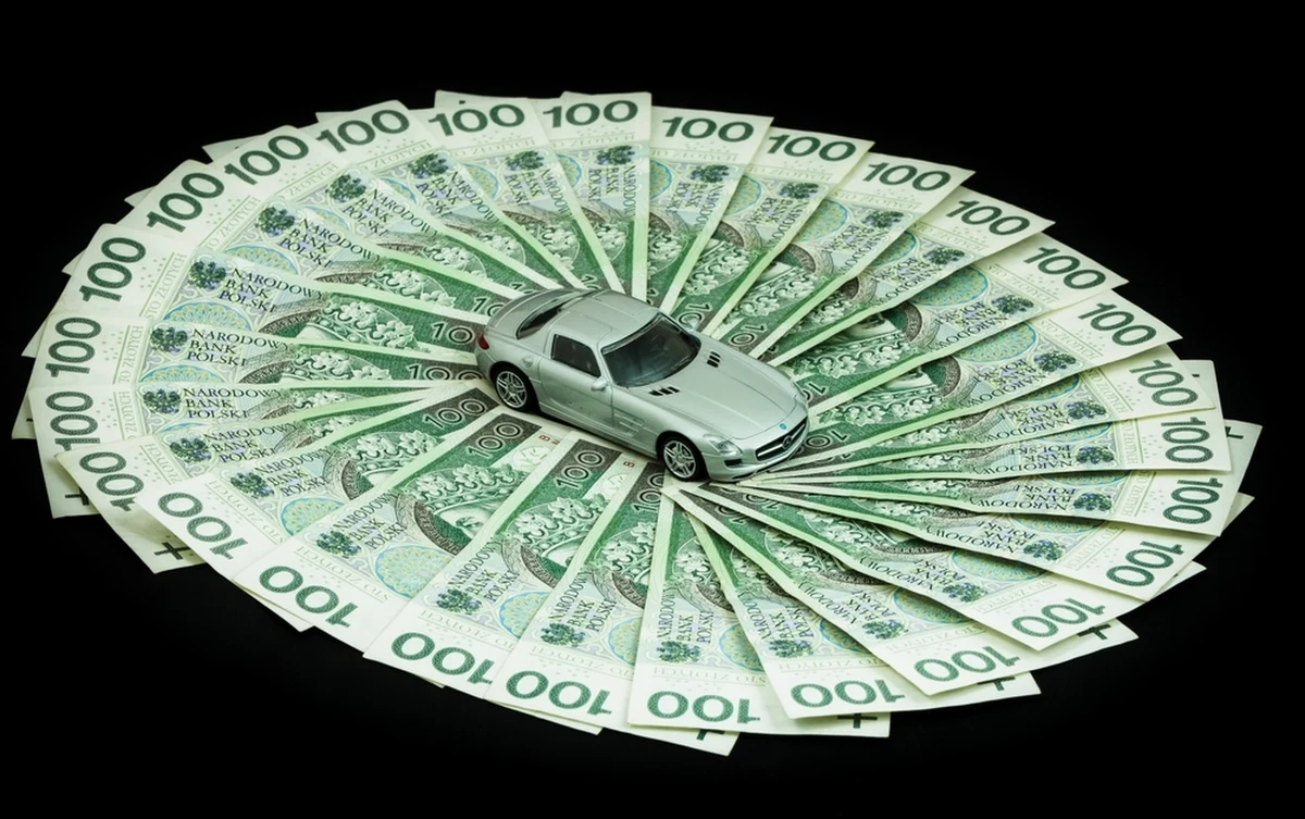 Polisy OC podrożały w miesiąc o 5 proc.- wynika z najnowszego raportu RMF FM i Rankomat. Jest to też drugi miesiąc podwyżek z rzędu, co jest w pełni uzasadnione i nieuniknione – mówi ekspert Rankomat Grzegorz Demczyszak. W naszym raporcie pokażemy też, jak wiek kierowcy wpływa na cenę obowiązkowego ubezpieczenia pojazdu. 