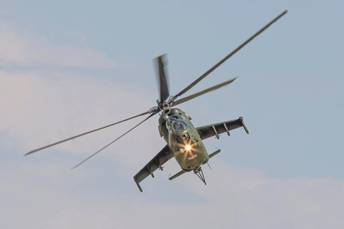 Białoruś oskarżyła polską armię o naruszenie przestrzeni powietrznej. Według Komitetu Granic Państwowych, polski wojskowy śmigłowiec Mi-24 wleciał w głąb terytorium Białorusi na odległość ponad kilometra, po czym zawrócił. Polskie Dowództwo Operacyjne Rodzajów Sił Zbrojnych stanowczo zaprzecza, jakoby doszło do takiego incydentu. "Będziemy analizowali sytuację" - komentował na gorąco wiceminister spraw zagranicznych Paweł Jabłoński. Polska strona po zbadaniu sprawy przekazała, że do żadnego takiego incydentu nie doszło.