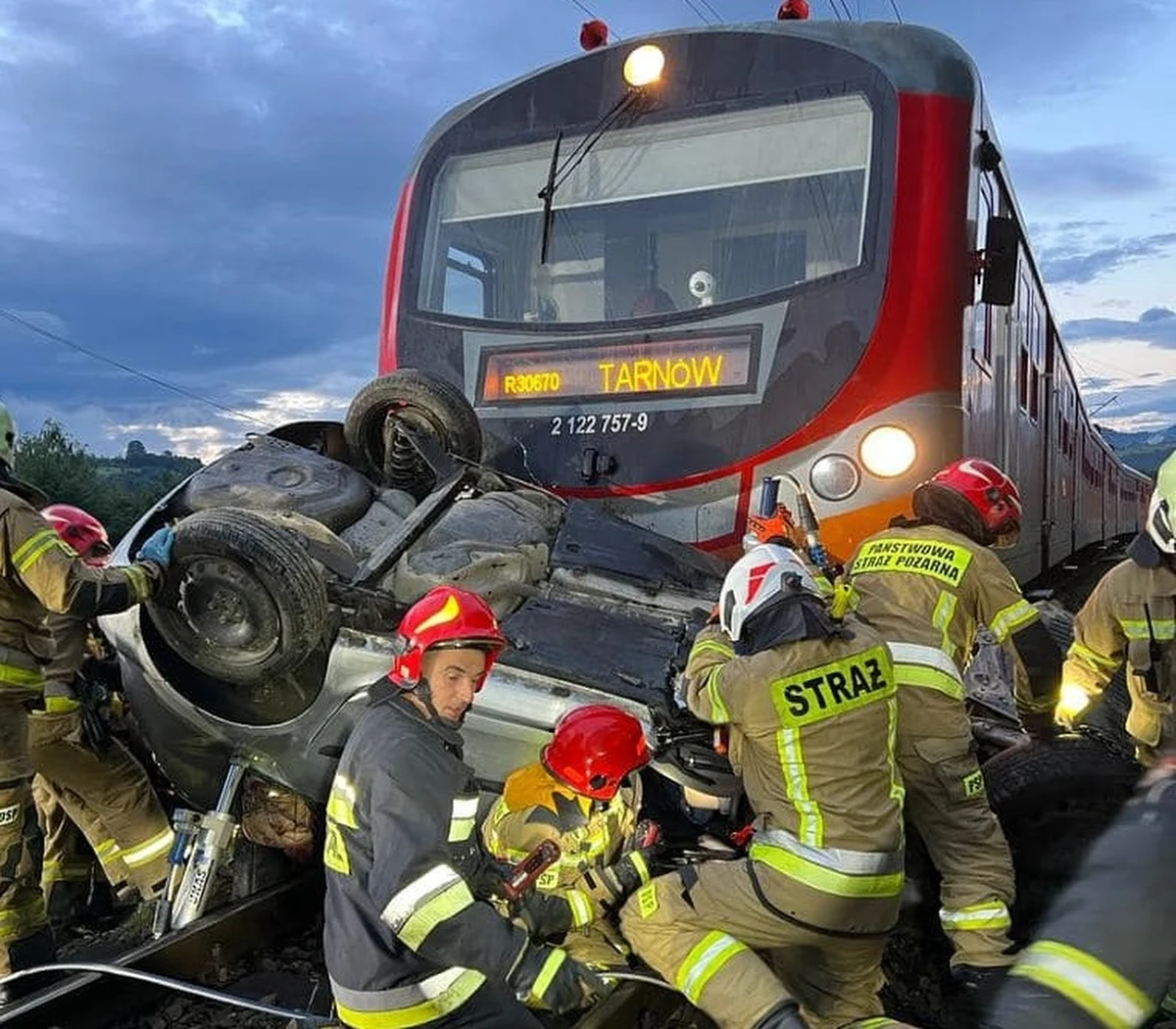 Auto osobowe zderzyło się z pociągiem w Barcicach Górnych w powiecie nowosądeckim. 2 osoby zginęły, a 3 są ranne. 