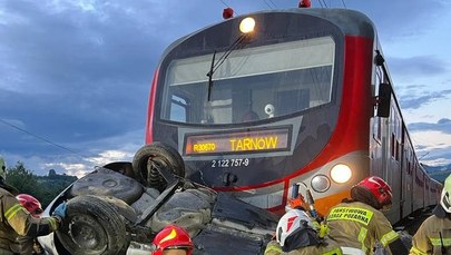 Zderzenie auta z pociągiem. 2 osoby zginęły, są ranni