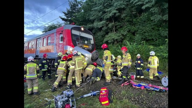 W sobotni poranek na przejeździe kolejowym w Barcicach Górnych (woj. małopolskie) doszło do zderzenia pociągu z samochodem. Jedna osoba nie żyje, a cztery w stanie ciężkim trafiły do szpitala. Lekarze walczą o ich życie.
