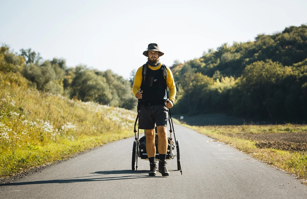 Wędrówka "Szlakiem Odry" - to kolejna wyprawa podróżnika Mateusza Waligóry. Rozpocznie ją 4 września. Razem z Dominikiem Szczepańskim planuje w około 40 dni przejść wzdłuż drugiej pod względem długości rzeki w Polsce. "Wędrówkę rozpoczniemy w Czechach - w Górach Odrzańskich, a dokładnie na zboczu najwyższego szczytu, którym jest Fidluv kopec, a zakończymy w okolicach Zalewu Szczecińskiego na północ od Polic" - opowiada Waligóra w rozmowie z internetowym Radiem RMF24. O wszystkie szczegóły tej przygody dopytywał go nasz dziennikarz Michał Rodak.