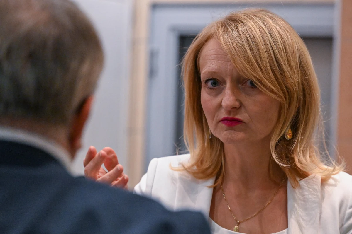 "Przepraszam prezydenta Rosji Władimira Putina za nazwanie go zbrodniarzem wojennym. Nie zapadł wyrok Międzynarodowego Trybunału Karnego. Nie można potępiać drugiego człowieka, to może zrobić tylko Bóg" – napisała w najnowszym oświadczeniu niedoszła kandydatka opozycji do Senatu Małgorzata Zych. Po tym jak straciła rekomendację w wyborach, usunęła też wcześniejsze oświadczenie, w którym potępiła prezydenta Rosji. 