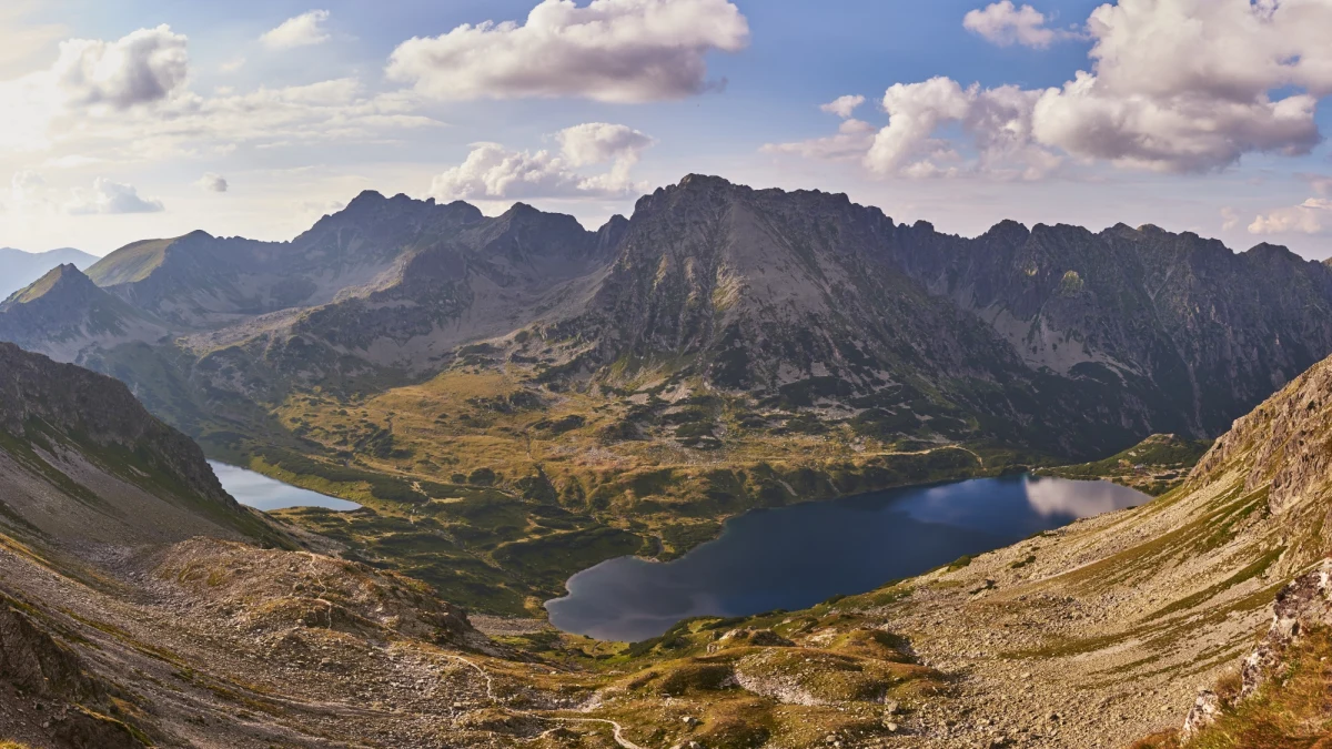 Tragiczny wypadek w Tatrach - pomiędzy Szpiglasową Przełęczą a Wrotami Chałubińskiego turysta spadł w przepaść. Zginął na miejscu – poinformował ratownik TOPR Adam Marasek.