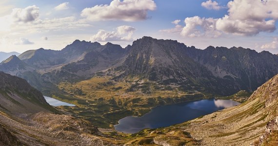 Tragiczny wypadek w Tatrach - pomiędzy Szpiglasową Przełęczą a Wrotami Chałubińskiego turysta spadł w przepaść. Zginął na miejscu – poinformował ratownik TOPR Adam Marasek.