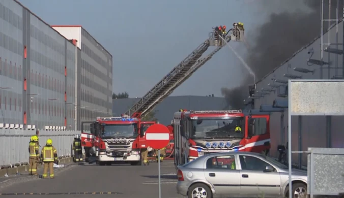 Pożar w Wólce Kosowskiej. Płonie jedna z hal, nad nią kłęby dymu