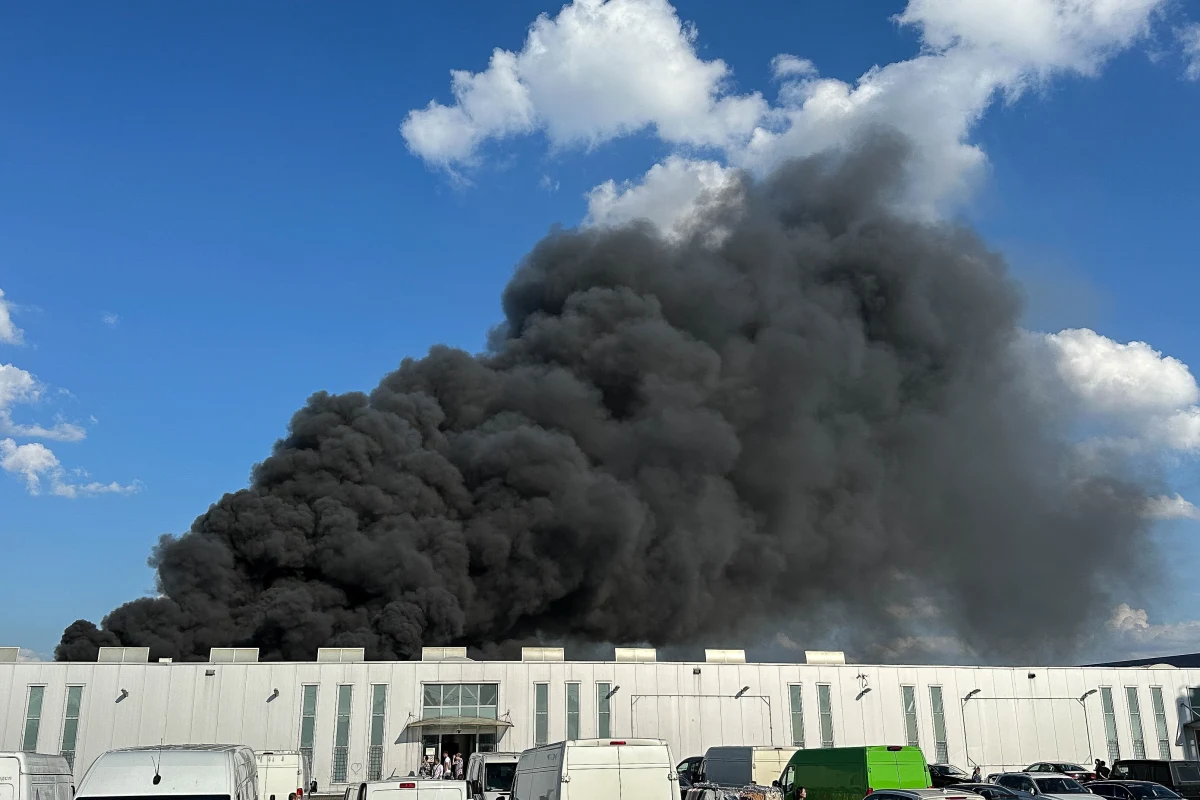 Opanowano pożar na terenie centrum handlowego w Wólce Kosowskiej koło Piaseczna na Mazowszu. Spłonęło 6 tys. metrów kwadratowych hali. W akcji gaszenia brało udział aż 60 zastępów straży pożarnej, cztery specjalistyczne drabiny, dwa drony z kamerami termowizyjnymi oraz specjalnie wyposażona jednostka do badania jakości powietrza. W trakcie działań ucierpiał jeden ze strażaków.