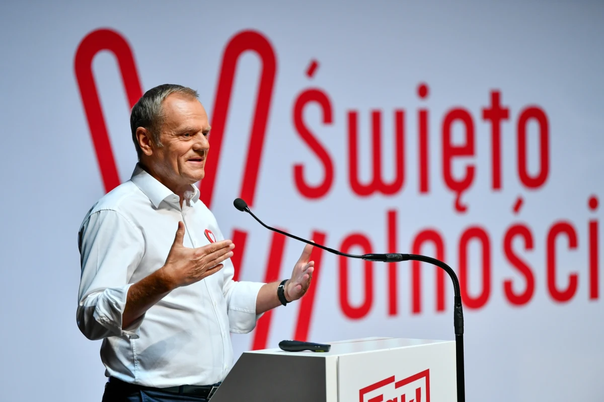 "Jak Donald Tusk mówi, że ma szacunek do ludzi pracy, to wszyscy ludzie pracy muszą się zacząć bać. Tusk jest jak pyton, który tak przytula, przytula, przytula aż udusi. Uważajcie na niego" - stwierdził w Katowicach premier Mateusz Morawiecki.