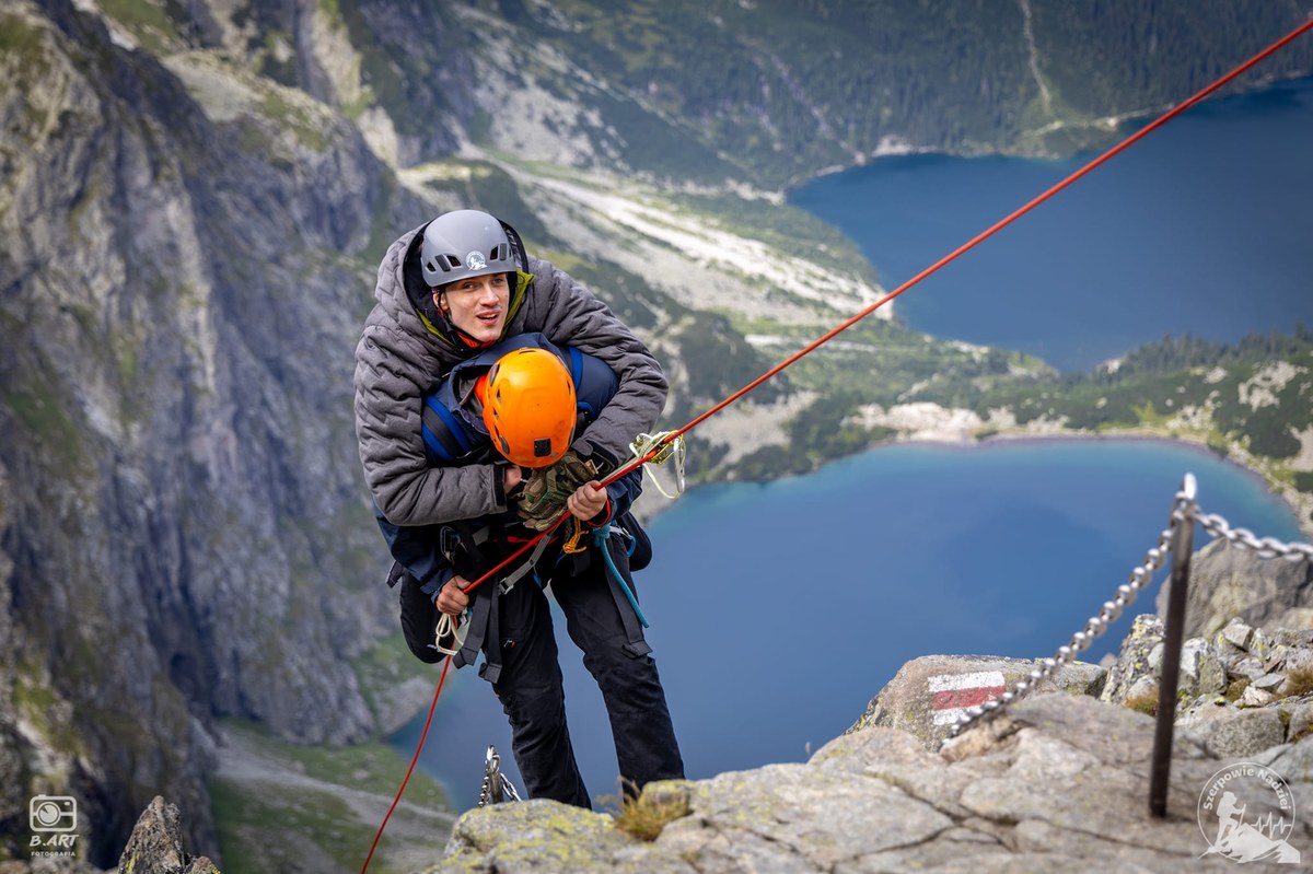 W pierwszy weekend września w Tatrach spora grupa osób z niepełnosprawnościami spełnia swoje marzenia wchodząc na tatrzańskie szczyty. To harcerze chorągwi ze Śląska i Zagłębia od 3 lat spełniają wielkie marzenia swoich Skarbów (podopiecznych). Maciek Skowronek, chłopak urodzony z mózgowym porażeniem dziecięcym także spełnił swoje wielkie marzenie - zdobył Rysy, czyli najwyższy polski szczyt (2 501 m n.p.m.) 