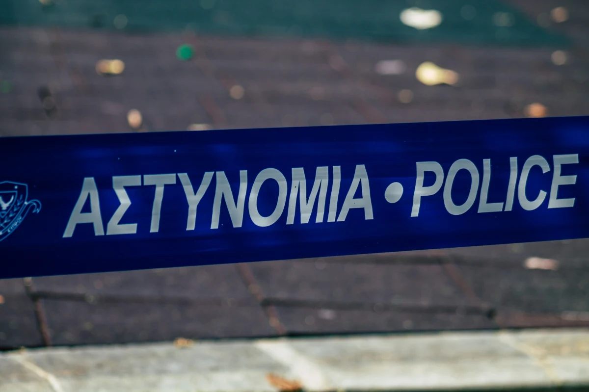 Cypryjska policja zatrzymała 13 osób w związku z rozruchami w mieście Limassol na południu kraju, gdzie podczas antyimigranckiego marszu tłum niszczył witryny sklepów i podpalał samochody. Prezydent Cypru Nikos Christodoulides oświadczył, że jest mu wstyd za te wydarzenia.