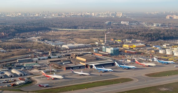 W niedzielę w Moskwie odwołano 23 loty samolotów pasażerskich, a 19 jest opóźnionych. Ewakuowano także Dworzec Kijowski w Moskwie  w związku z doniesieniami o zagrożeniu wybuchem, poinformował  Ukrinform, powołując się na rosyjskie media.