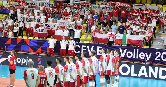 Polscy siatkarze rozegrają dziś swoje trzecie spotkanie w grupie C mistrzostw Europy. O godzinie 20:00 zmierzą się w Skopje z Macedonią Północą. Biało-czerwoni powalczą o utrzymanie zwycięskiej passy i fotela lidera grupy po wygranych z Czechami 3:0 i Holandią 3:1.