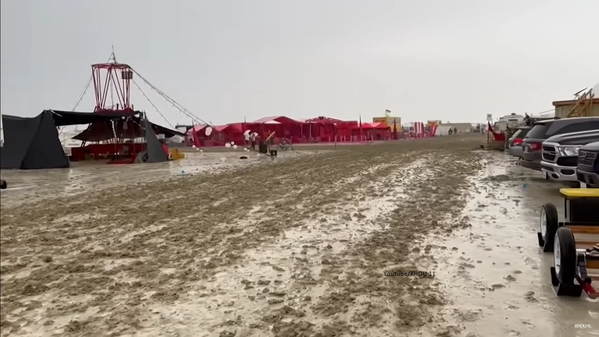 Dziesiątki tysięcy osób utknęły na terenie festiwalu Burning Man w Nevadzie po tym, jak region nawiedziły ulewy. Pustynia, gdzie organizowana jest impreza, zamieniła się błotną pułapkę, z której nie sposób wydostać się samochodem.