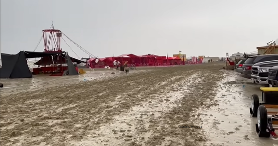 Dziesiątki tysięcy osób utknęły na terenie festiwalu Burning Man w Nevadzie po tym, jak region nawiedziły ulewy. Pustynia, gdzie organizowana jest impreza, zamieniła się błotną pułapkę, z której nie sposób wydostać się samochodem.