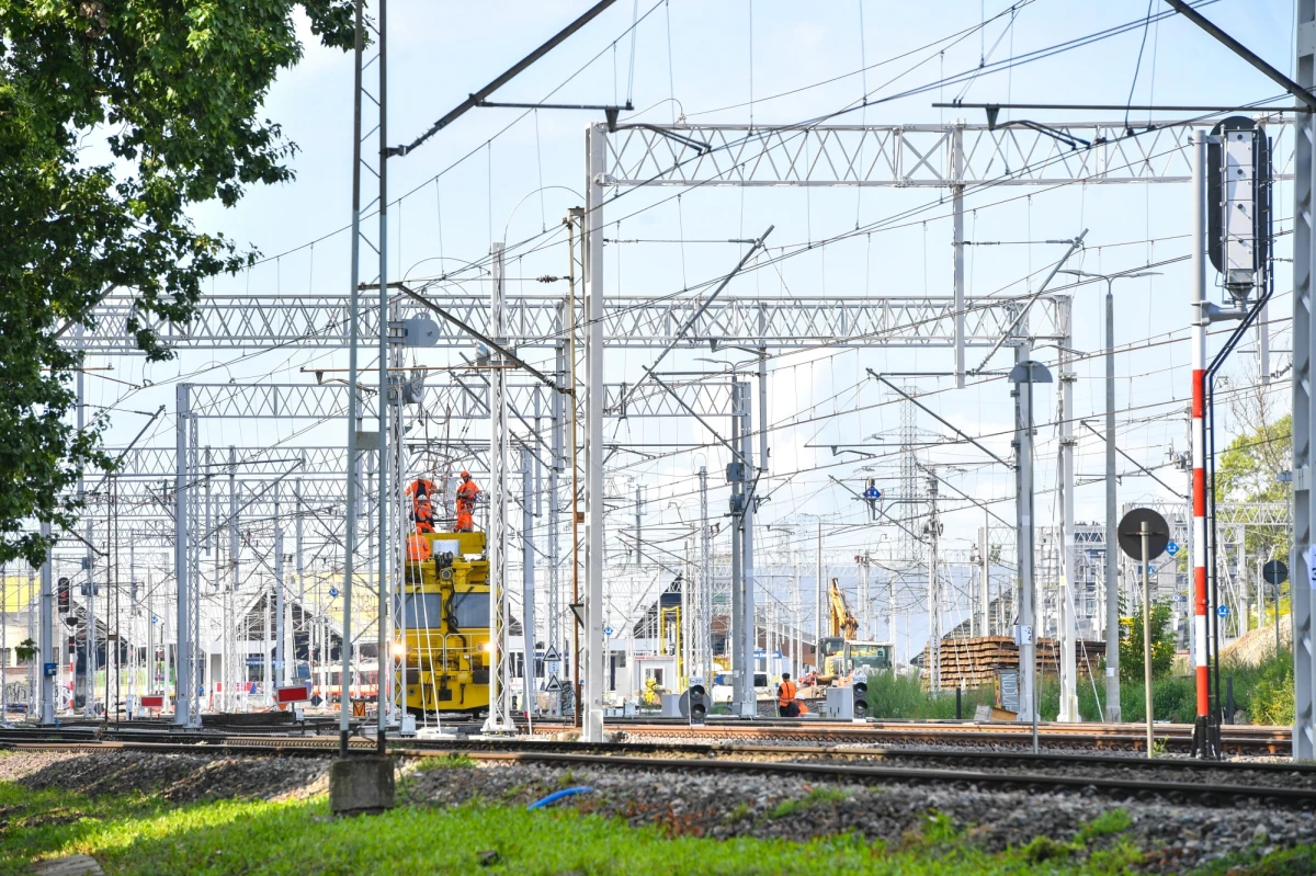 Zakończyło się naprawianie usterki sieci trakcyjnej w Warszawie. Między Warszawą Zachodnią a Warszawą Centralną składy przez kilka godzin jeździły po jednym torze. Opóźnionych było kilkadziesiąt pociągów.