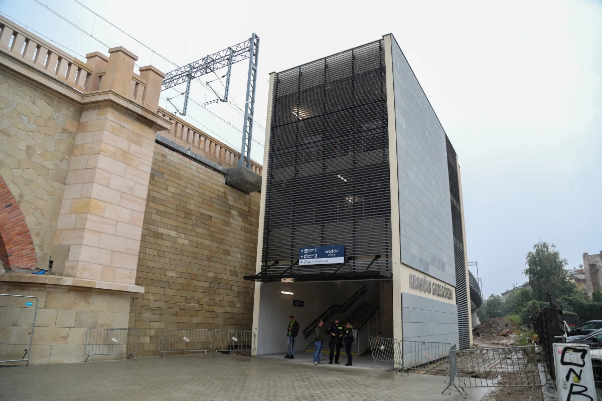 Podróżni mogą już korzystać z nowego przystanku kolejowego w centrum Krakowa - przekazała spółka PKP PLK. Powstał on przy estakadzie kolejowej, obok wiaduktu na ul. Grzegórzeckiej. Na stacji Kraków Grzegórzki nie będą się zatrzymywać pociągi regionalne linii SKA3 relacji Kraków - Tarnów, ale władze województwa deklarują, że chcą by było to możliwe jeszcze przed 1 października, gdy rozpocznie się nowy rok akademicki.
