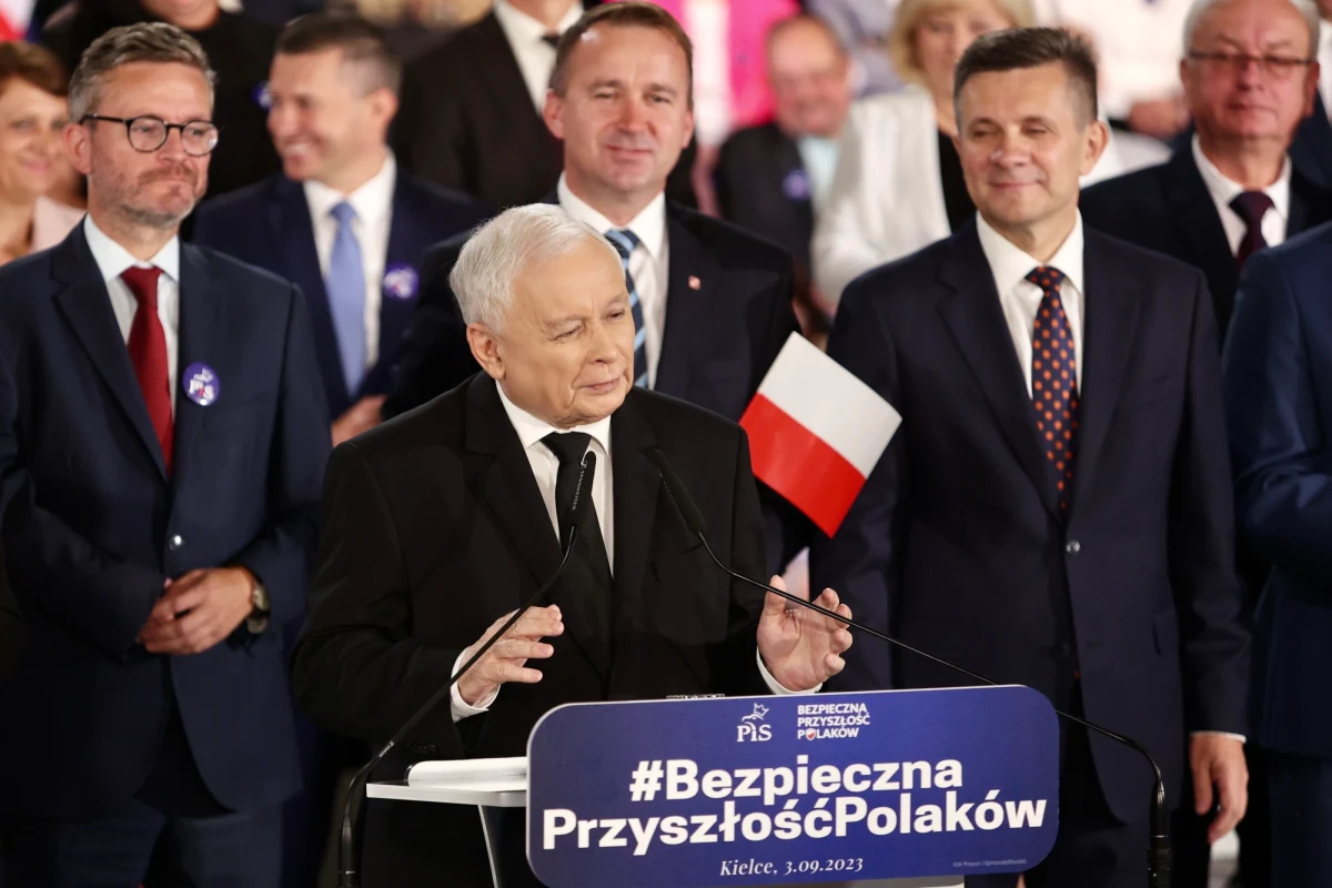 Jarosław Kaczyński komentuje swój start w wyborach do Sejmu z pierwszego miejsca listy PiS w Kielcach. Podczas konwencji rządzącej partii w stolicy Świętokrzyskiego jej lider przyznaje, że pytanie o przyczyny jest zasadne. "Odpowiedź jest prosta: Polska jest jedna. Mam nadzieję, że nasz cel ujęty w krótkim haśle "bezpieczna przyszłość Polaków, że ten cel zostanie zrealizowany. Ale jest jeden warunek: nasze zwycięstwo w wyborach" - powiedział Kaczyński. 