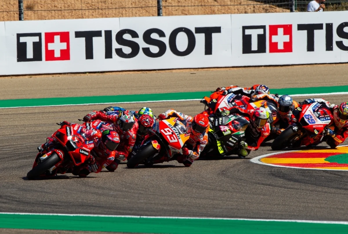 Do poważnego wypadku doszło w czasie wyścigu o Grand Prix Katalonii w Barcelonie. Mistrz świata w motocyklowej klasie MotoGP brał udział w niezwykle groźnie wyglądającej kraksie.