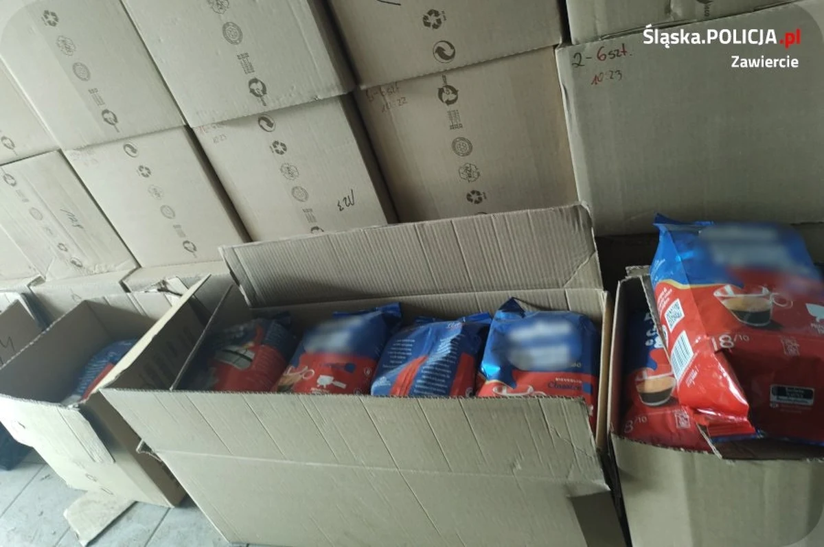 29 zarzutów usłyszał 34-latek z Zawiercia (woj. śląskie), który handlował kawą z podrobionymi znakami towarowymi. Mężczyzna był poszukiwany również w związku z koniecznością odbycia kary pozbawienia wolności za inne przestępstwa.