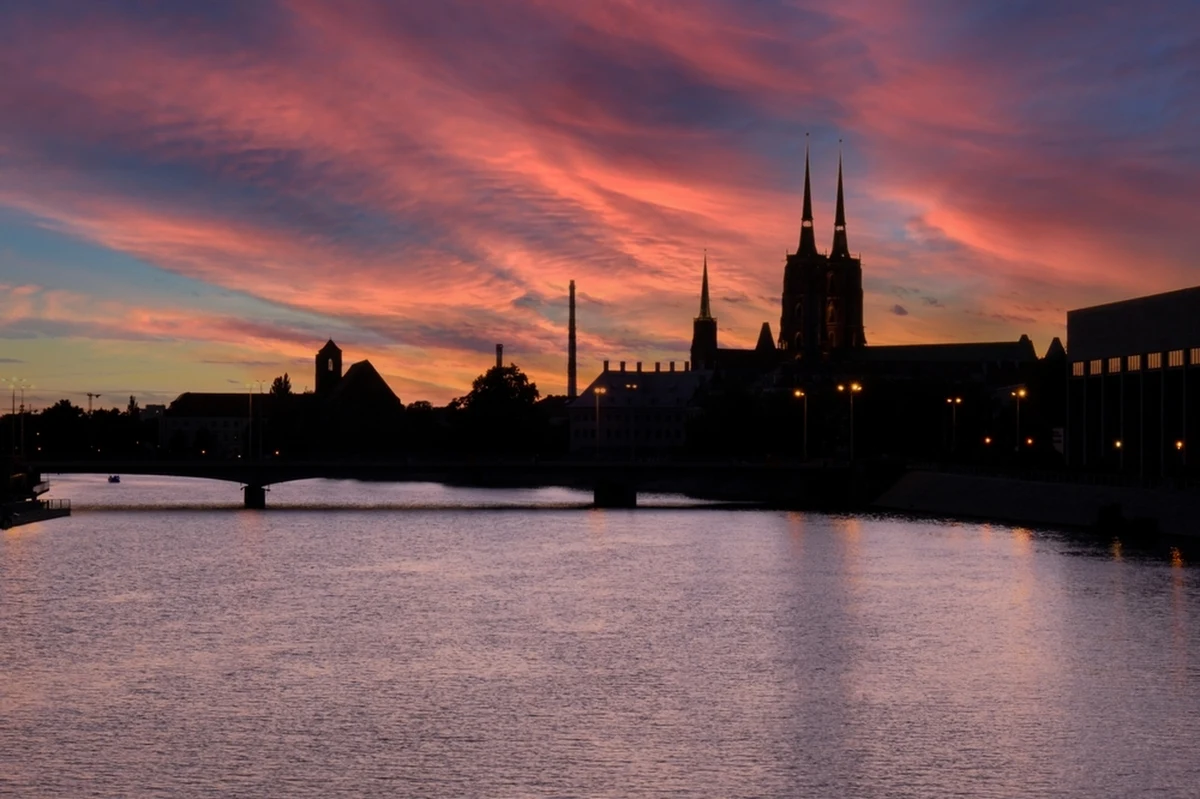 "Takie zabawy często kończą się wypadkami w wodzie, a alkohol zawsze jest wrogiem wchodzenia do wody" - tak o nietypowej interwencji w centrum Wrocławia napisało dolnośląskie Wodne Ochotnicze Pogotowie Ratunkowe.