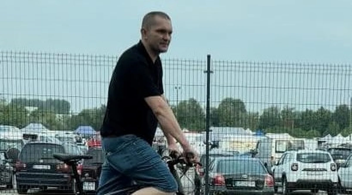 Opolska policja poszukuje mężczyzny podejrzewanego o wybicie szyby w samochodzie posła Witolda Zembaczyńskiego. Wcześniej sprawca, którego zdjęcie opublikowano na Facebooku policji w Opolu, miał grozić parlamentarzyście.