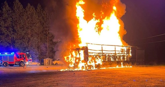 Trzy spalone lub nadpalone ciężarówki - to bilans nocnego pożaru w Przedborzu na Podkarpaciu. Zgłoszenie o pojawieniu się ognia straż pożarna otrzymała przed godziną 2 w nocy.