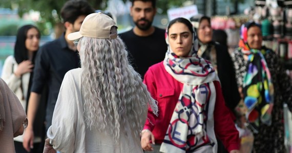 Irański parlament rozważa zakaz przedłużania paznokci i rzęs - poinformował portal Iran International, powołując się na gazetę "Etemad". Nowa regulacja miałaby znaleźć się w wymierzonej w kobiety "Ustawie o wspieraniu rodziny poprzez promowanie kultury czystości i hidżabu". Członkowie parlamentu dyskutują o różnych wariantach zakazu, w tym dla studentek, nauczycielek i kobiet zatrudnionych w edukacji.