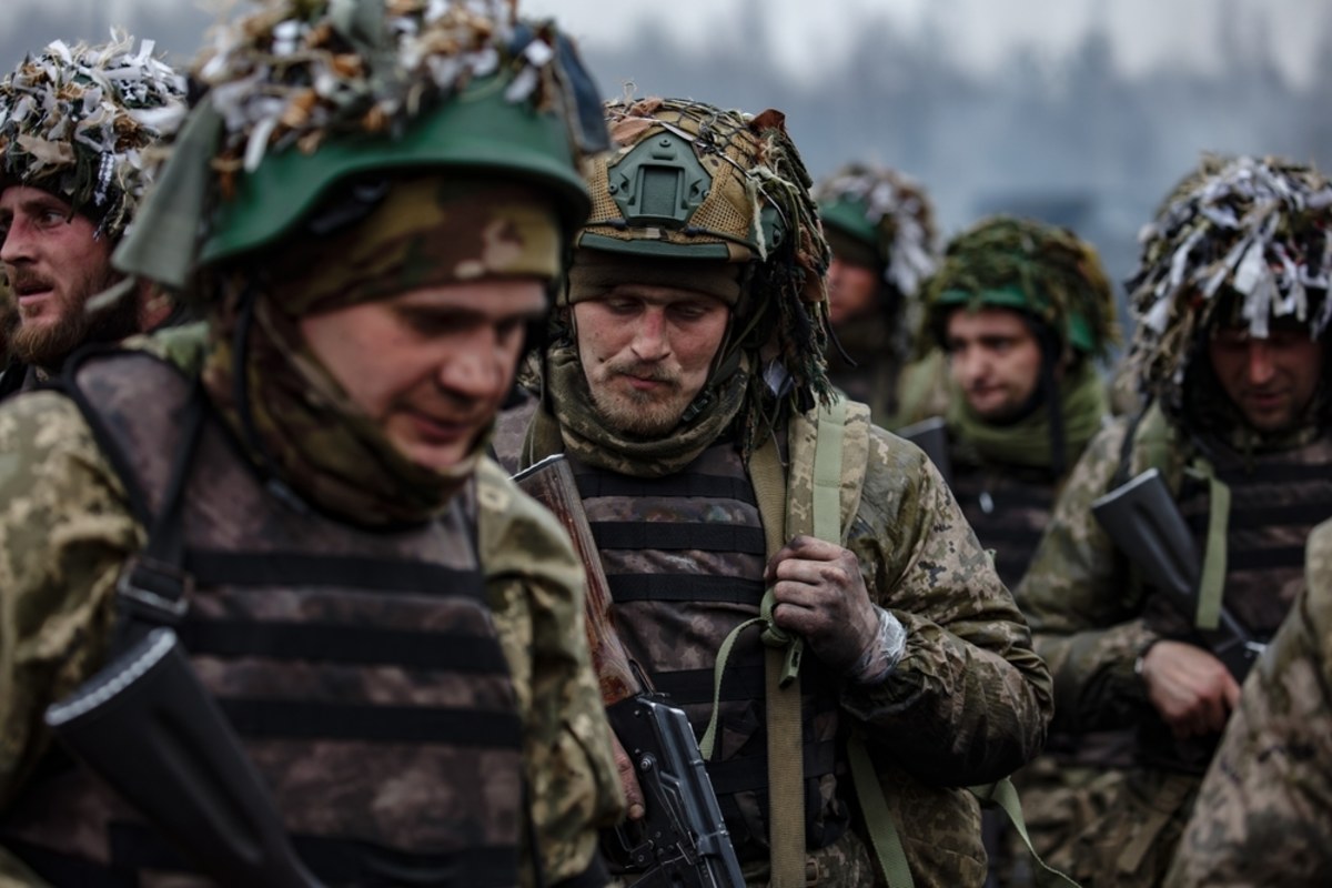 Co naprawdę dzieje się na froncie w Ukrainie? Docierają do nas szczątkowe informacje. Administracja amerykańska przyznaje, że zaobserwowano pewne postępy w kontrofensywie. Podobne komunikaty wychodzą od ukraińskich oficjeli. Tymczasem poszczególne jednostki wchodzące w skład wojsk Kijowa przekazują sprzeczne dane na temat postępów. Na linii frontu panuje na razie chaos. Im prędzej Ukraińcy przejmą kontrolę nad wydarzeniami, tym szybciej kontrofensywa nabierze tempa. A szanse na przyspieszenie wydają się teraz realne.