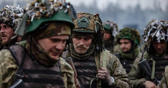 Co naprawdę dzieje się na froncie w Ukrainie? Docierają do nas szczątkowe informacje. Administracja amerykańska przyznaje, że zaobserwowano pewne postępy w kontrofensywie. Podobne komunikaty wychodzą od ukraińskich oficjeli. Tymczasem poszczególne jednostki wchodzące w skład wojsk Kijowa przekazują sprzeczne dane na temat postępów. Na linii frontu panuje na razie chaos. Im prędzej Ukraińcy przejmą kontrolę nad wydarzeniami, tym szybciej kontrofensywa nabierze tempa. A szanse na przyspieszenie wydają się teraz realne.