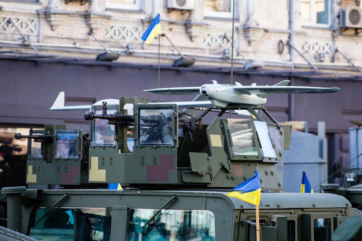 Siły Powietrzne Ukrainy zestrzeliły w nocy z soboty na niedzielę 22 z 25 dronów kamikadze Shahed, którymi armia rosyjska atakowała obwód odeski. W nocy z soboty na niedzielę ruch na łączącym Rosję z okupowanym Krymem Moście Krymskim był na krótko wstrzymany. Administracja okupacyjna nie podała przyczyn tych ograniczeń. Siły ukraińskie kontynuują kontrofensywę w obwodzie zaporoskim; armia rosyjska zdalnie podpala pola minowe, by utrudnić działania Ukraińców - pisze w niedzielę Instytut Badań nad Wojną (ISW) w podsumowaniu sytuacji na froncie. Niedziela, 3 września to 557. dzień rosyjskiej inwazji w Ukrainie. Najważniejsze informacje dotyczące konfliktu zebraliśmy w naszej relacji z 3 września 2023 roku.